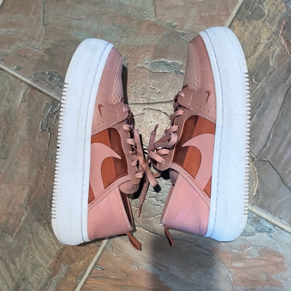 Womens 8 Nike Pink Sneakers - Picture 5 of 8